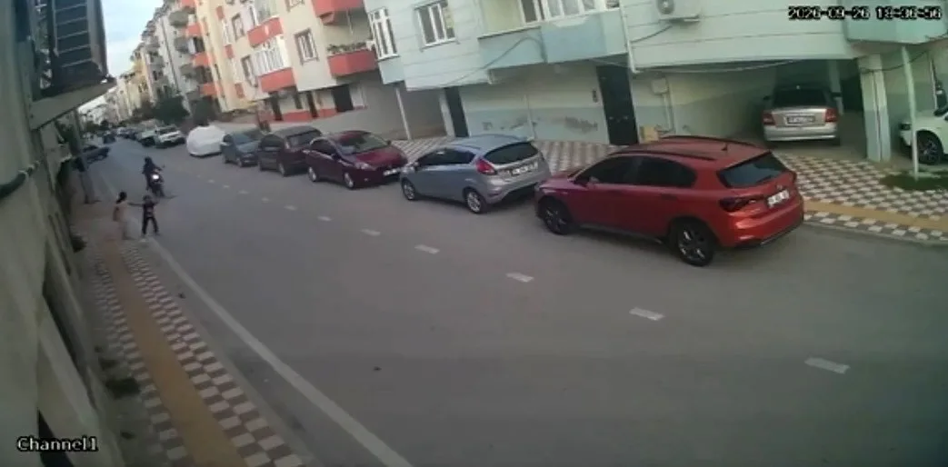 Bursa’nın Karacabey ilçesinde aniden yola çıkan küçük çocuğa motosiklet çarptı.