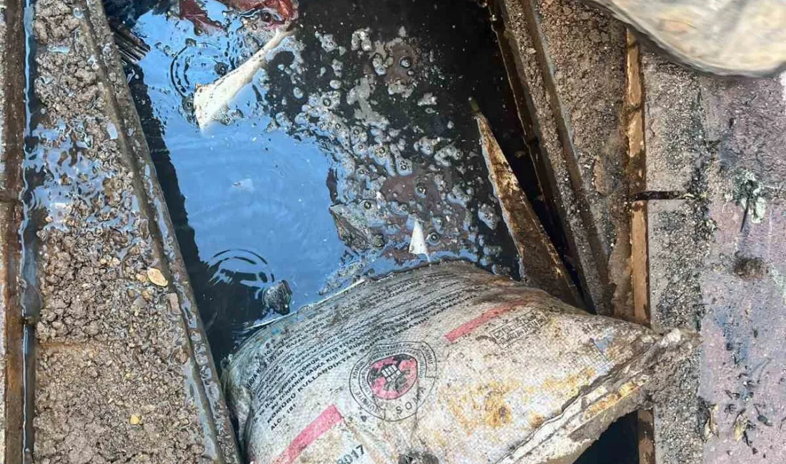 Balıkesir’in Ayvalık ilçesinde kanalizasyon şebekesinde temizlik çalışması yapan BASKİ ekipleri,