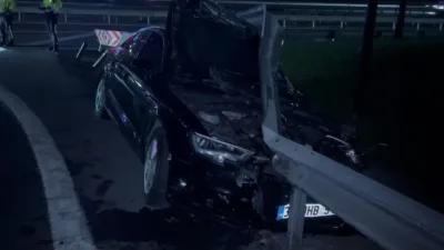 Bahçelievler’de seyir halindeki otomobil sürücüsü, virajı alamayıp yol kenarındaki bariyere
