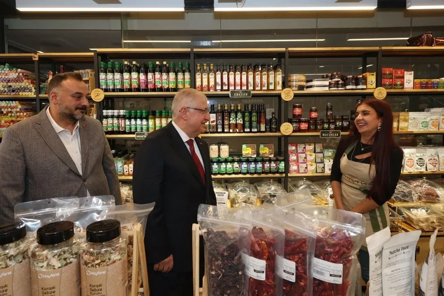 Milli Savunma Bakanı Yaşar Güler, İstanbul’un Maltepe ilçesinde esnafı ziyaret