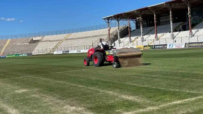 Bandırma 17 Eylül Stadı’nın çim alanında, milli maçlar için verilen