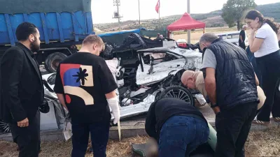 Balıkesir’in Bandırma ilçesinde kontrolden çıkan otomobilin karşı yönden gelen kamyonun
