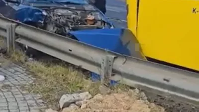 Başakşehir’de İETT otobüsüyle çarpışan otomobil bariyerlere çarptı. Kazada otomobildeki 3