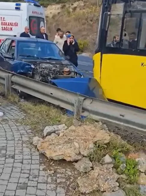 Başakşehir’de İETT otobüsüyle çarpışan otomobil bariyerlere çarptı. Kazada otomobildeki 3