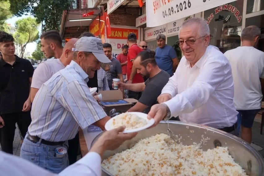 Edremit Belediye Başkanı Mehmet Ertaş, İnönü Caddesi esnafı tarafından şehitler