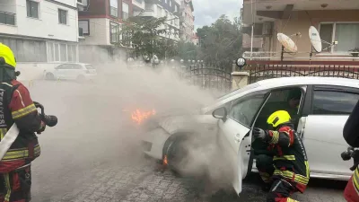 Balıkesir’in Burhaniye ilçesinde cadde üzerinde aniden alev alan otomobil, itfaiye