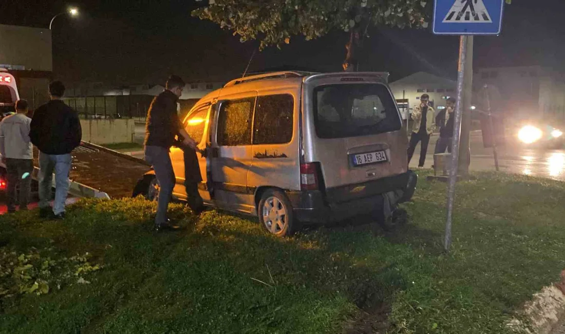 Bursa’nın İnegöl ilçesinde yağış nedeniyle kayganlaşan yolda kontrolden çıkan hafif