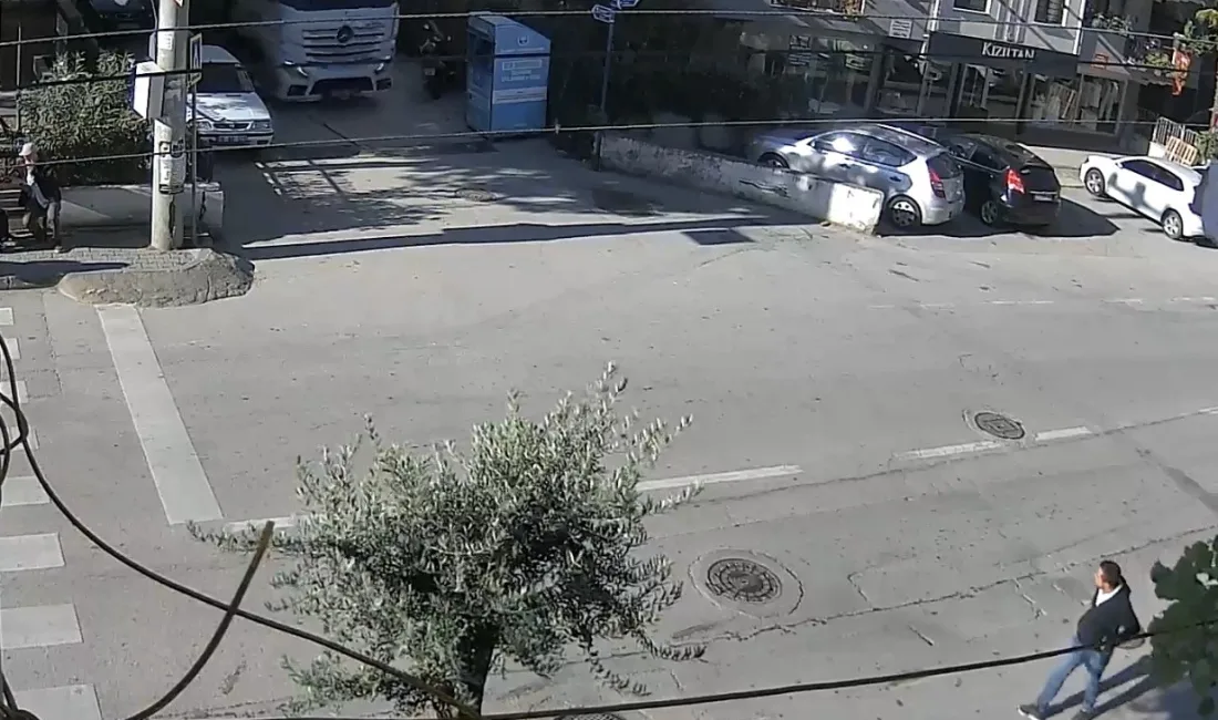 Bursa’da dar sokaktan dönüş yapmak isteyen tır, manevra sırasında yol