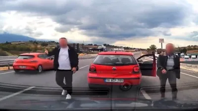 Bursa’nın İnegöl ilçesinde seyir halindeki bir otomobilin önünü keserek araçtan
