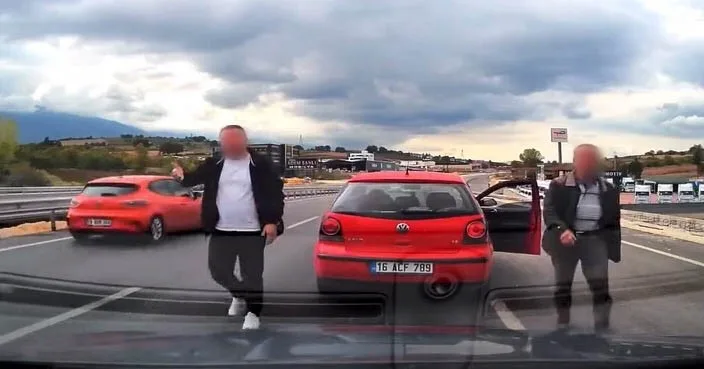 Bursa’nın İnegöl ilçesinde seyir halindeki bir otomobilin önünü keserek araçtan