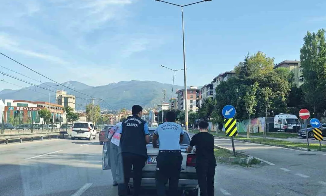Bursa’da yakıtı bittiği için yolda kalan sürücünün yardımına zabıta ekipleri
