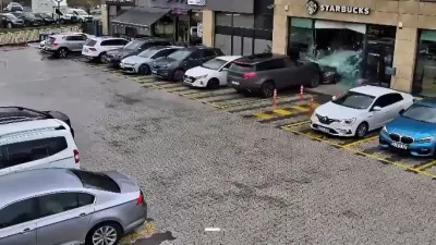 İstanbul’un Çekmeköy ilçesinde alışveriş merkezi otoparkında kontrolden çıkan bir cip,