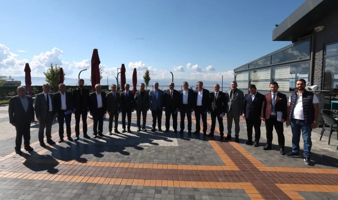 Dilovası Belediye Başkanı Ramazan Ömeroğlu, aylık muhtarlar toplantısında mahallelerin taleplerini