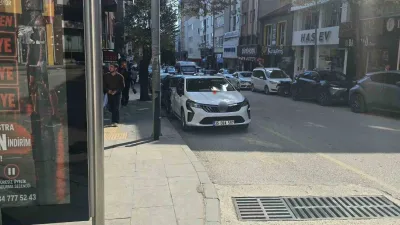 Bilecik’te minibüs sürücülerine ayrılan yere park eden duyarsız sürücüye şoförler