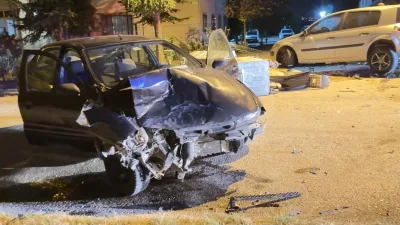 Edirne’de kontrolden çıkan otomobil, park halindeki araca ve çöp konteynerlerine