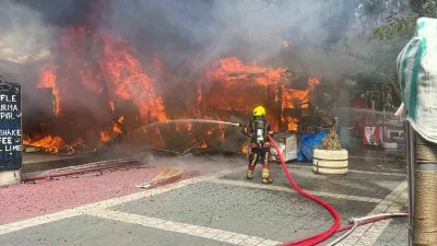 Balıkesir’in Edremit ilçesinde birbirine bitişik iş yerlerinde çıkan yangın, itfaiye