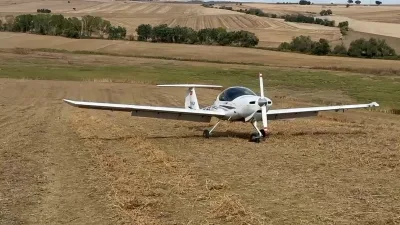 Tekirdağ’ın Süleymanpaşa ilçesinde tarlaya zorunlu iniş yapan eğitim uçağındaki 2