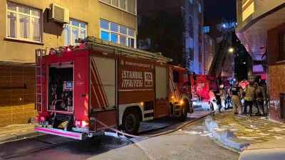 Esenler’de kentsel dönüşüm projesi kapsamında boşaltılan 4 katlı binanın çatısında