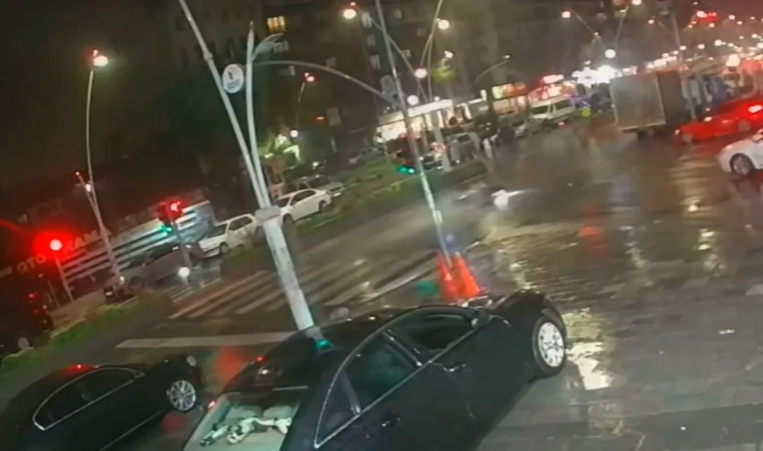 Esenler’de yağmur nedeniyle kayganlaşan yolda kontrolden çıkan motosiklet, metrelerce sürüklenerek