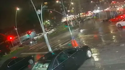 Esenler’de yağmur nedeniyle kayganlaşan yolda kontrolden çıkan motosiklet, metrelerce sürüklenerek