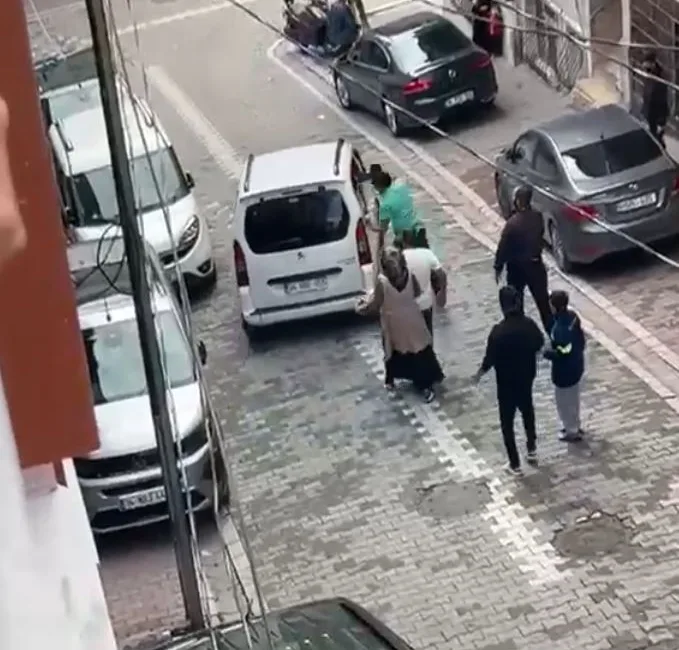 İstanbul Esenyurt’ta eski koca ortalığı karıştırdı. Sokakta park halinde bulunan