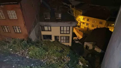 Eyüpsultan’da yağmur sonrası yumuşayan toprak kaydı. Sokağın altında bulunan bir