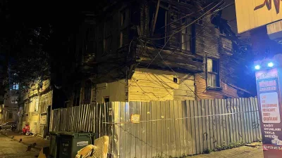İstanbul Fatih’te ahşap ve tarihi metruk binanın üst katında yağmur