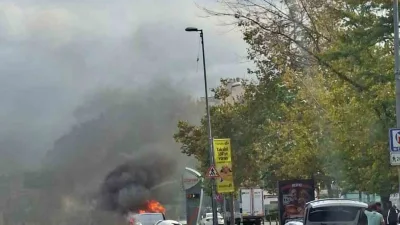 Fatih Vatan Caddesi’nde seyir halindeki ticari araçta yangın çıktı. Trafik