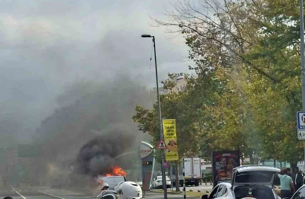 Fatih Vatan Caddesi’nde seyir halindeki ticari araçta yangın çıktı. Trafik