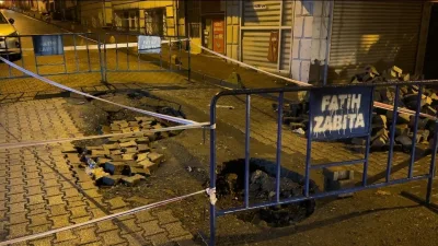 Fatih’te yağmur sonrası çöken yola bir kamyon ve bir otomobil