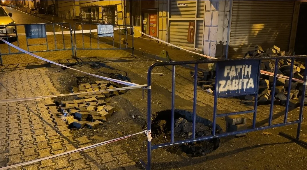 Fatih’te yağmur sonrası çöken yola bir kamyon ve bir otomobil