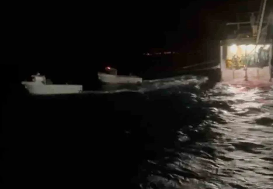Çanakkale’nin Bozcaada ilçesi açıklarında fırtına ve akıntıya kapılan balıkçı teknesinin