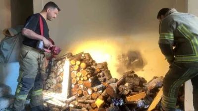 Bursa’da apartmanın garaj bölümünde bulunan odunların tutuşması sonucu çıkan yangın,