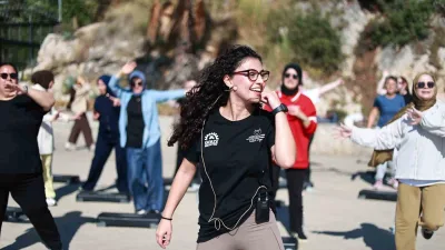 Gebze’de kadınlar, sahilde eğitmen eşliğinde step ve aerobik yaparak açık