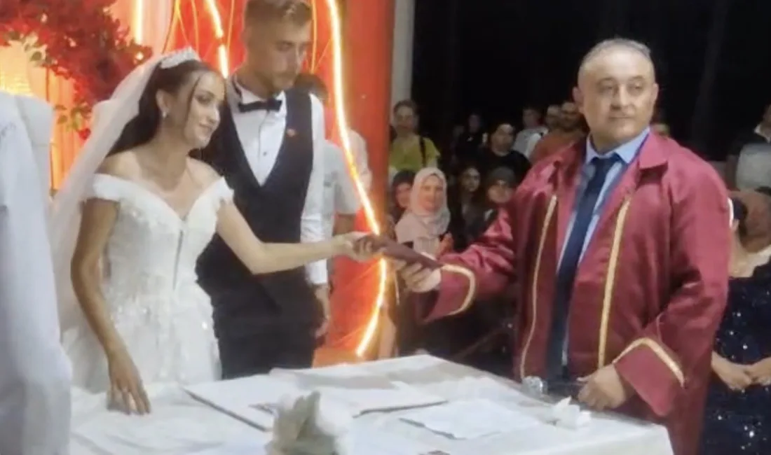 Çanakkale’nin Gelibolu ilçesinde yüzlerce çiftin nikahını kıyan nikah memuru Serkan