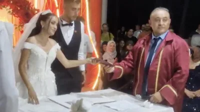 Çanakkale’nin Gelibolu ilçesinde yüzlerce çiftin nikahını kıyan nikah memuru Serkan