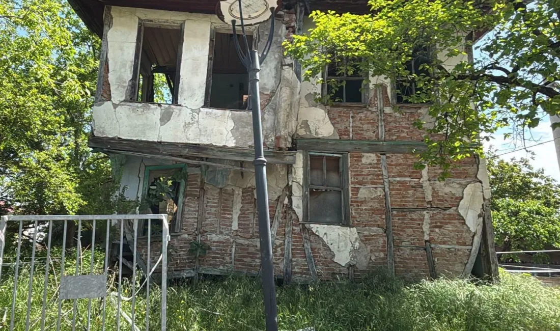 Gölcük’te tehlike oluşturan 2 metruk binanın daha yıkılmasıyla ilçe genelinde