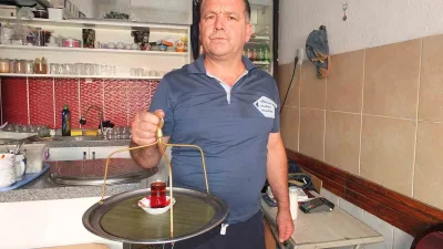 Balıkesir’in Burhaniye ilçesinde çay ocağı işleten Özgür Yıldırım, günde 15