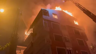 Güngören’de kentsel dönüşüm için boşaltılan beş katlı binanın çatı katında