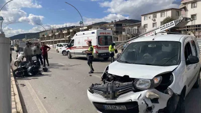 Kocaeli’nin Körfez ilçesinde hafif ticari araç ile çarpışan motosikletin sürücüsü
