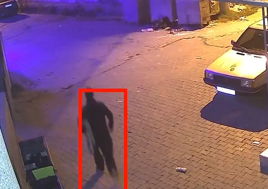 Edirne’nin Keşan ilçesinde yolda yürürken bir evin önündeki halıyı gören
