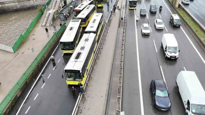 Kadıköy D-100 Karayolu Göztepe mevkiinde arızalanan İETT otobüsü ulaşımı olumsuz
