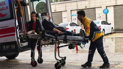 Bursa’nın İnegöl ilçesinde 3 otomobilin karıştığı zincirleme kazada 2 kişi