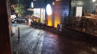 İstanbul’un Anadolu yakasında etkili olan sağanak yağış hayatı olumsuz etkilerken,