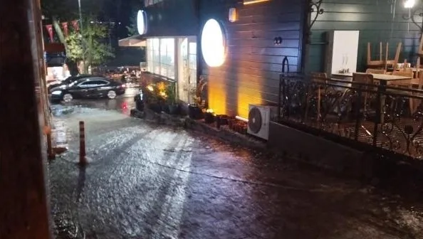 İstanbul’un Anadolu yakasında etkili olan sağanak yağış hayatı olumsuz etkilerken,