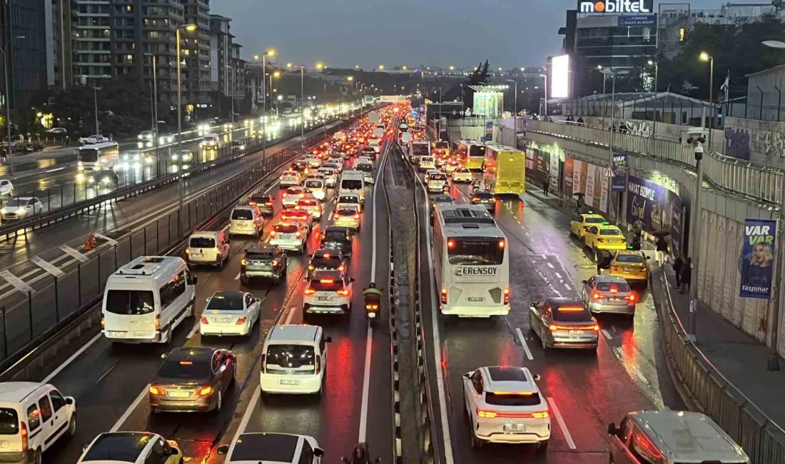 İstanbul’da haftanın ilk günü akşam iş çıkış saatlerinde trafik yoğunluğu
