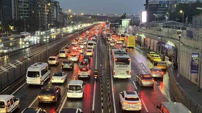 İstanbul’da haftanın ilk günü akşam iş çıkış saatlerinde trafik yoğunluğu