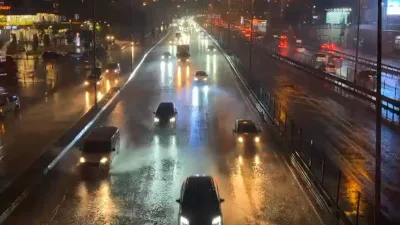 İstanbul’sa sağanak yağış etkili olmaya başladı. Bazı bölgelerde yollar göle