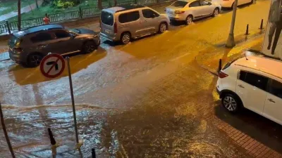 İstanbul’da sağanak yağış sonrası yolların göle döndüğü Bayrampaşa ve Eyüpsultan’da