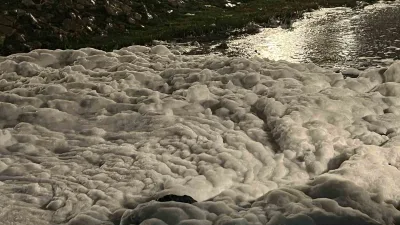 Kocaeli’nin İzmit ilçesindeki Sekapark sahilinde denize açılan tahliye kanalında oluşan